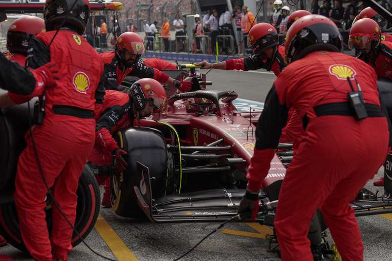 O pit stop problemático de Sainz. Note a ausência do pneu traseiro esquerdo